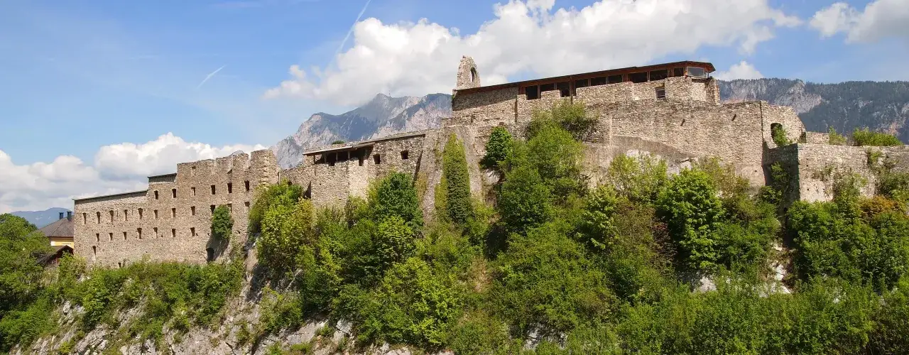 Fortezza su una collina verdeggiante, con montagne sullo sfondo. Potrebbe essere la citt&agrave; austriaca pi&ugrave; vicina all'Italia.