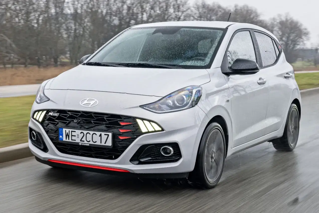 Biały Hyundai i10 N Line w ruchu. Sprawdź atrakcyjną hyundai i10 cena i wybierz swój nowy samochód.