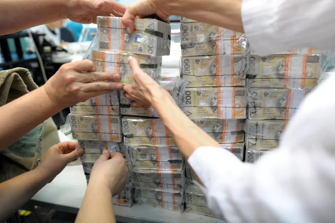 Paczki banknotów 200 zł. Historia polaka, który wygrał w Eurojackpot i stracił wszystko w rok.