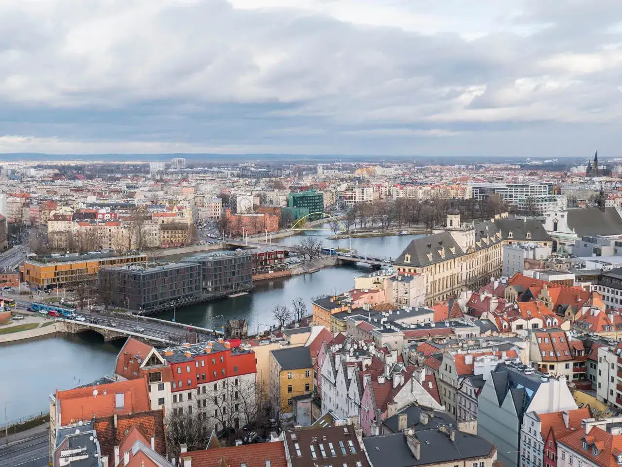 Widok z wieży widokowej Wrocław na Odrę i zabytkowe kamienice.