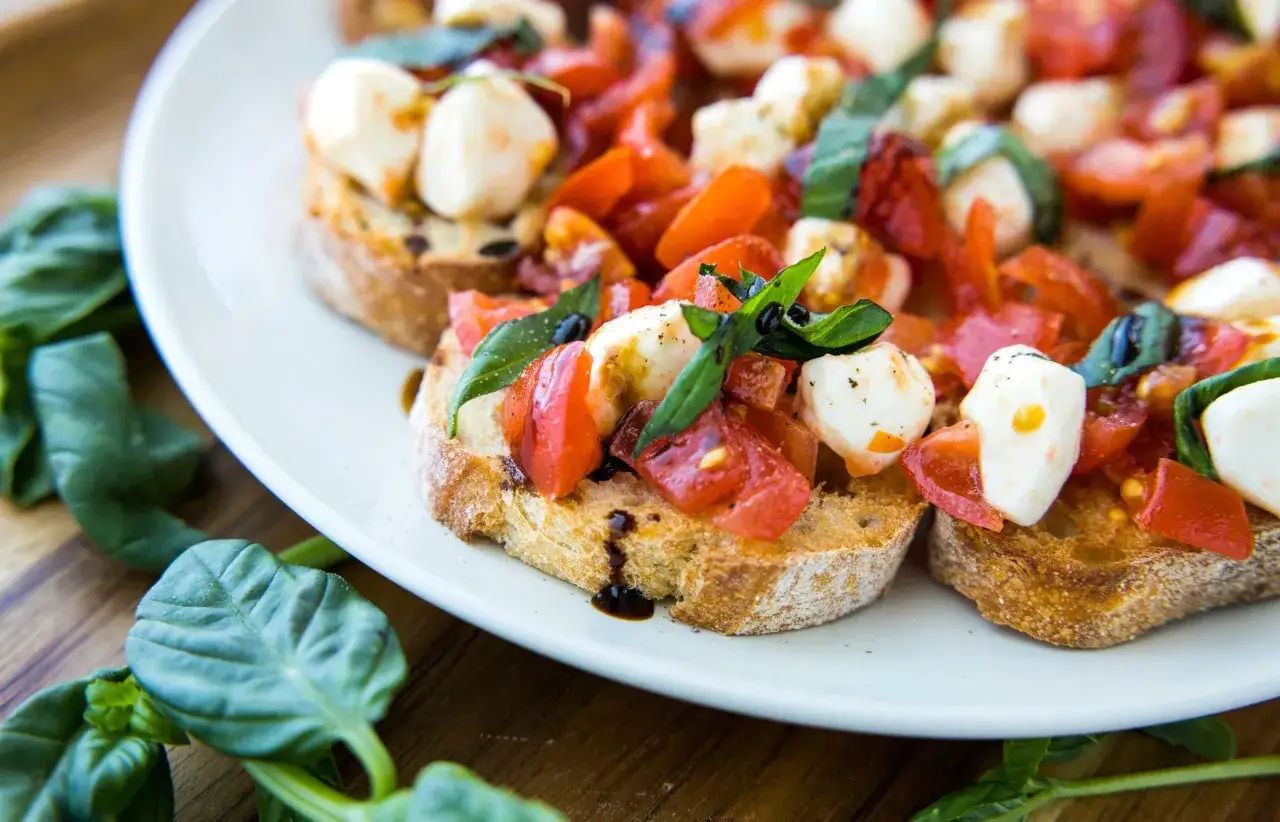 Bruschetta z pomidorami, mozzarellą i bazylią – proste danie włoskie, które zachwyca smakiem.