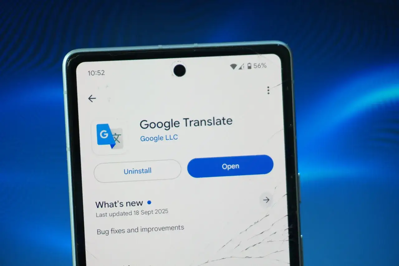 smartfon z aplikacją tłumacza na ekranie