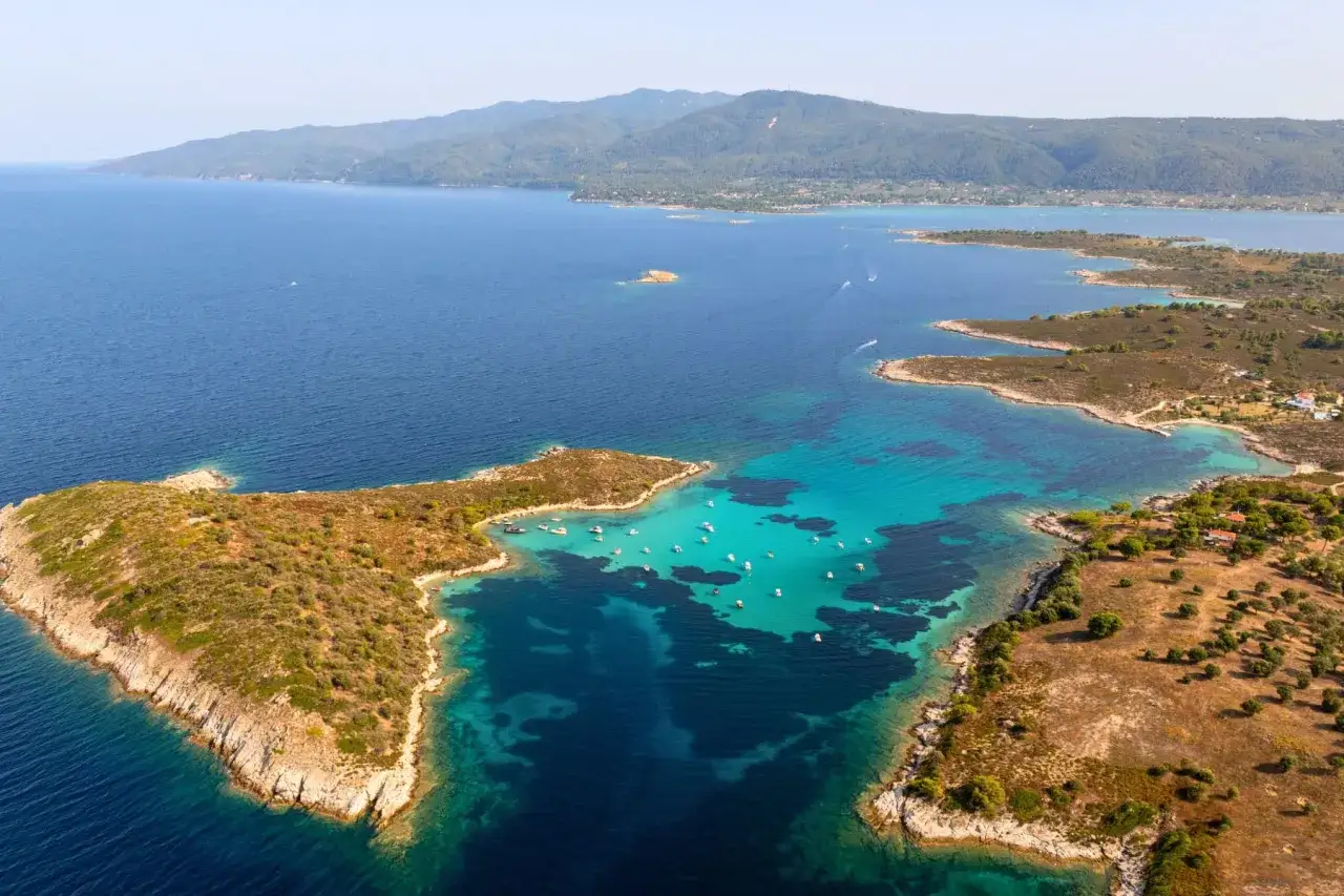 Un coin de paradis, digne du top 5 des îles grecques. Eaux turquoise, criques paisibles et voiliers au mouillage.