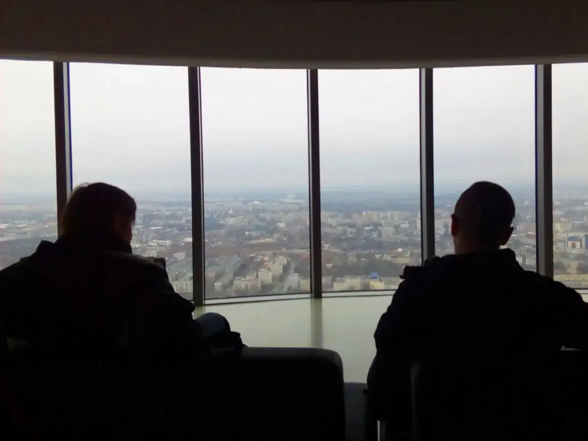 Widok z Sky Tower na miasto. Choć nie widać tu atrakcji dla dzieci, to panorama robi wrażenie.