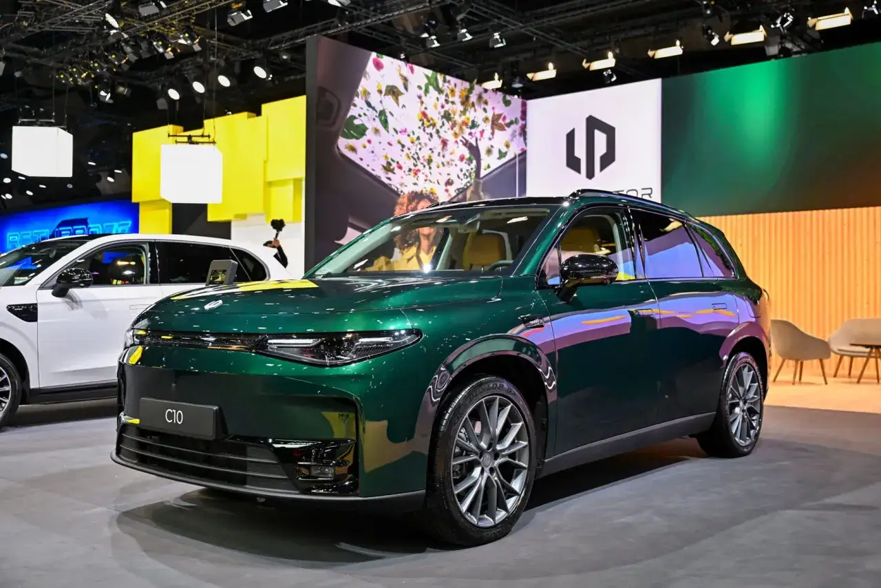 Elegante Leapmotor C10 verde smeraldo, un SUV elettrico che cattura l'attenzione con il suo design moderno e le linee fluide.
