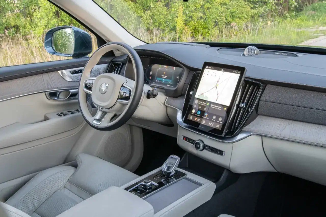 Wnętrze Volvo XC90 z ekranem nawigacji. Sprawdź aktualną volvo xc90 cena i wyposażenie.