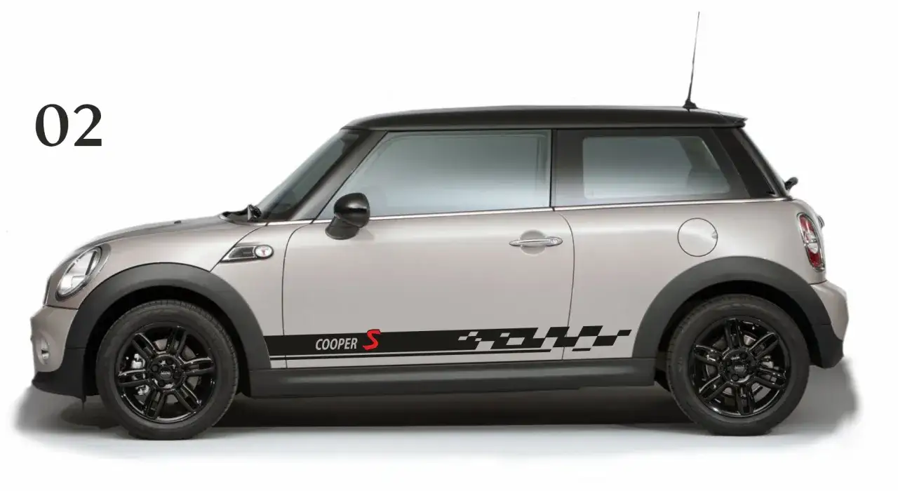 Srebrny Mini Cooper S R50 z czarnym dachem i naklejkami w kratkę na boku.
