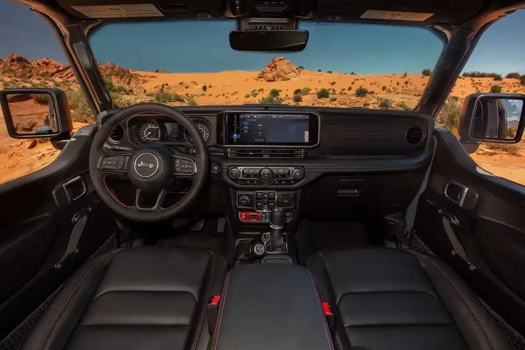 Jeep Wrangler Sahara wnętrze vs Rubicon wnętrze