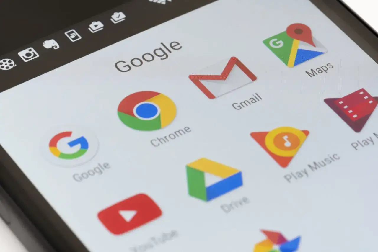 Ekran telefonu z ikonami Google: Chrome, Gmail, Mapy, Dysk. Dowiedz się, jak zaktualizować przeglądarkę w telefonie.