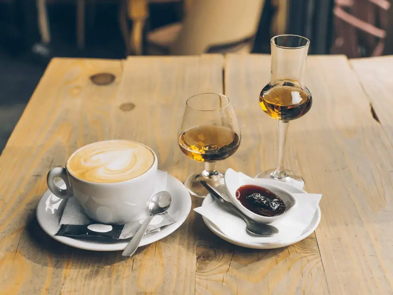 En kopp cappuccino med hj&auml;rtm&ouml;nster, tv&aring; glas konjak och en sk&aring;l med sylt. En perfekt kombination f&ouml;r avec till kaffet.