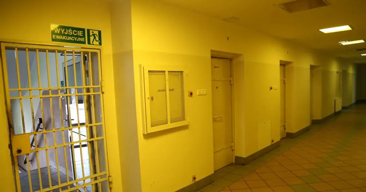 Korytarz z kratami i drzwiami, gdzie można by się zastanawiać, co to znaczy grypsować.