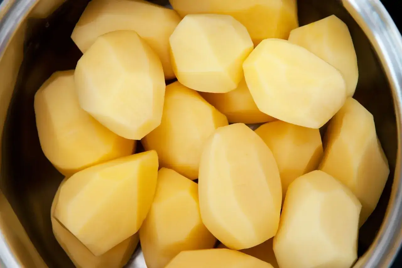 Dużo obranych ziemniaków w garnku. Czas na pyszne puree lub frytki! Co zrobić z obranymi ziemniakami?