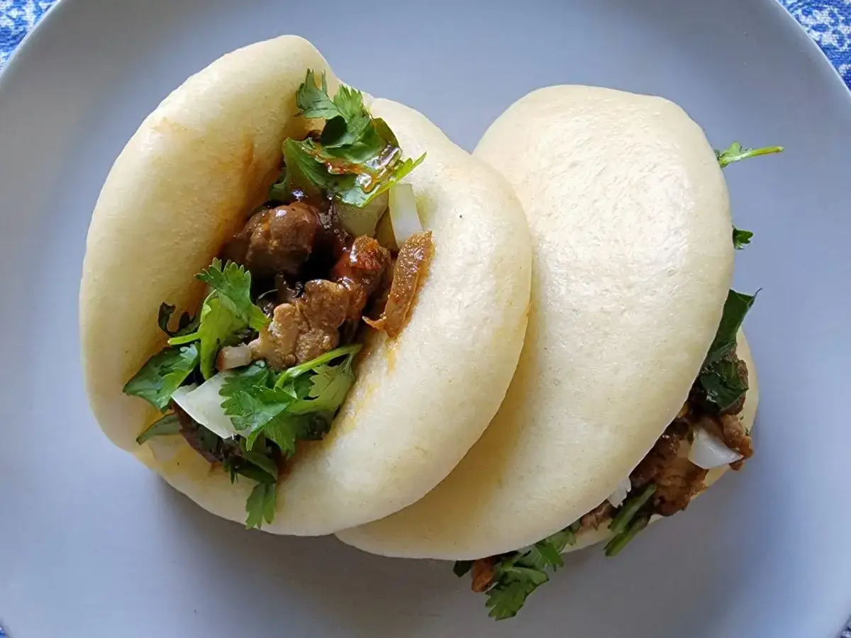 Pyszne bułeczki bao z mięsem i kolendrą. Idealne na szybki lunch, choć warto sprawdzić ich bułeczka bao kcal.