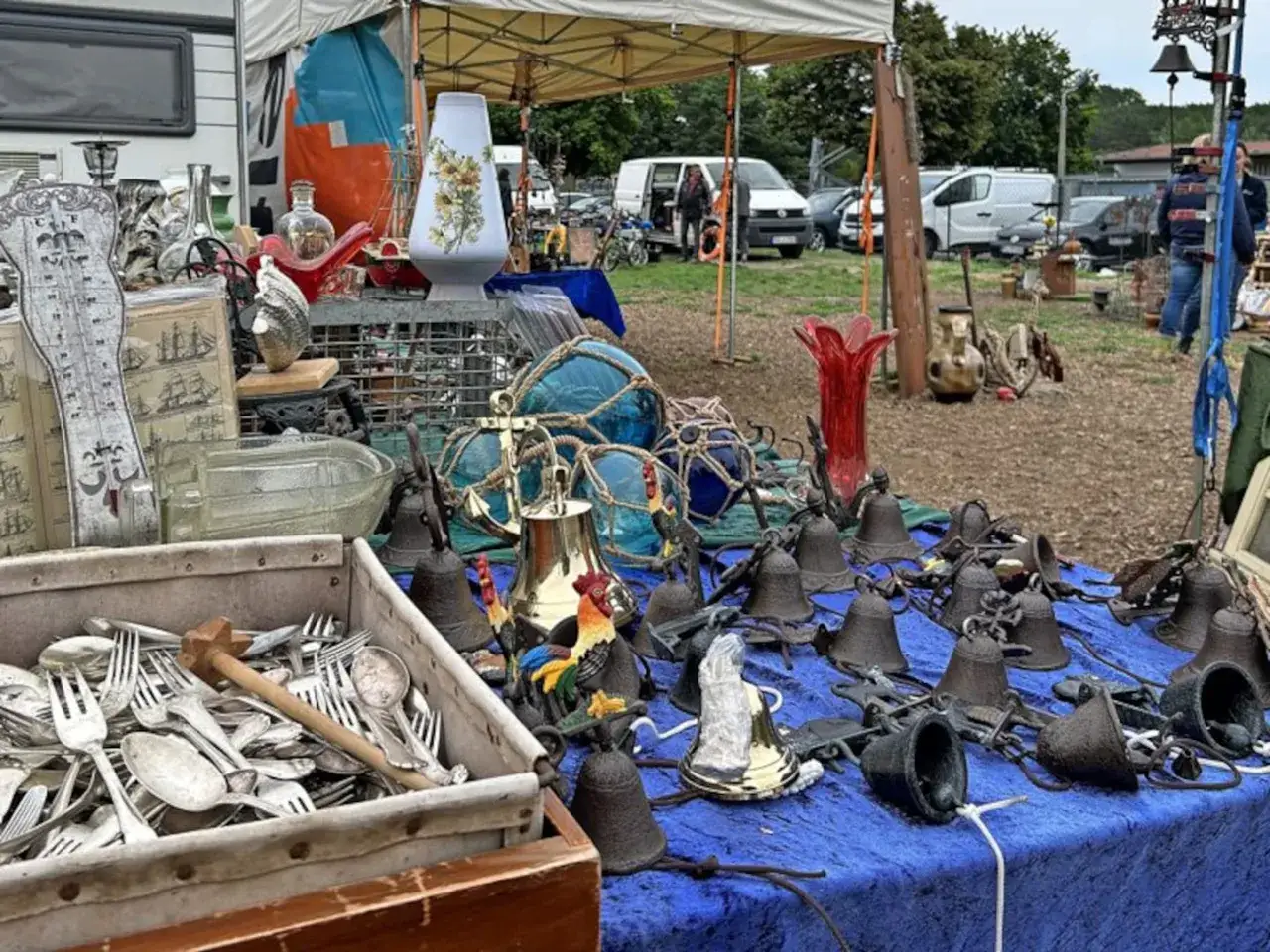 Schätze auf dem Flohmarkt Usedom: maritime Deko, Glocken, Thermometer und Besteck.