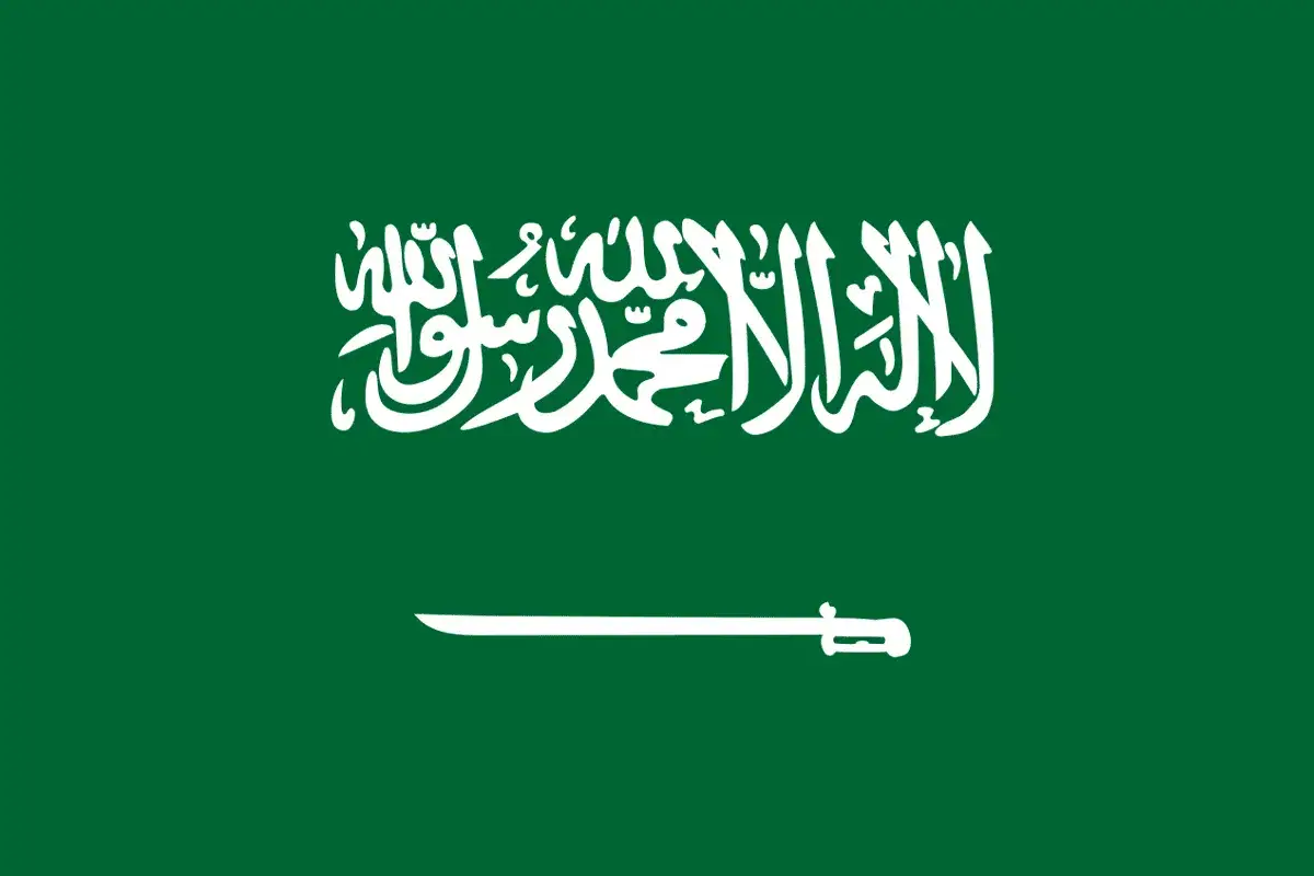 Flaga Arabii Saudyjskiej. Zielone tło z białym napisem i szablą. Planujesz podróż? Sprawdź wymagania dotyczące wizy do Arabii Saudyjskiej.