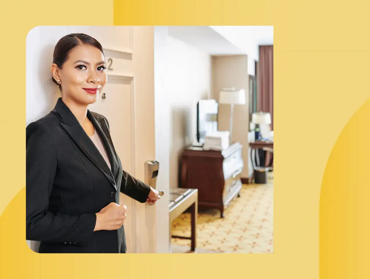 Employée d'hôtel ouvrant une porte, chambre vide. Une situation de surbooking hotel pourrait expliquer ce vide.