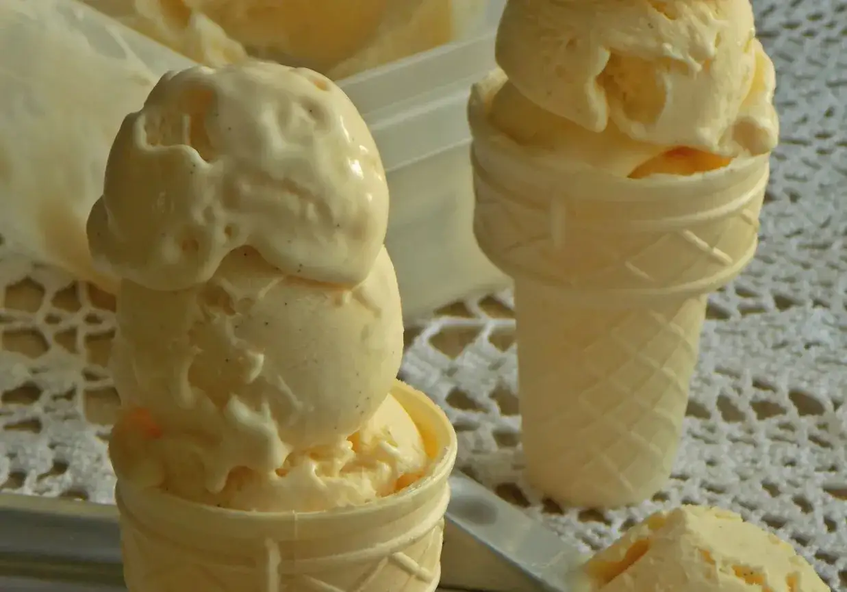 Pyszne domowe lody waniliowe w wafelkach. Idealne na upalne dni, łatwy domowe lody przepis.