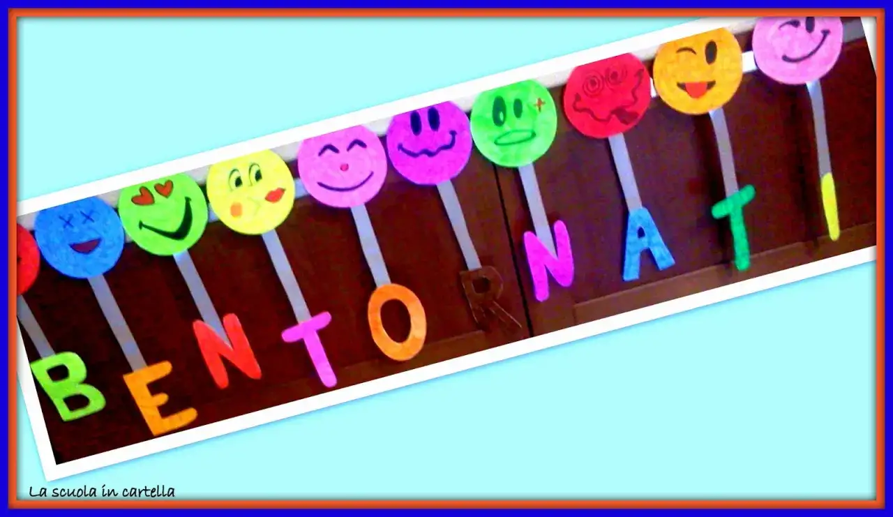 Un festone colorato con faccine sorridenti accoglie gli alunni: 