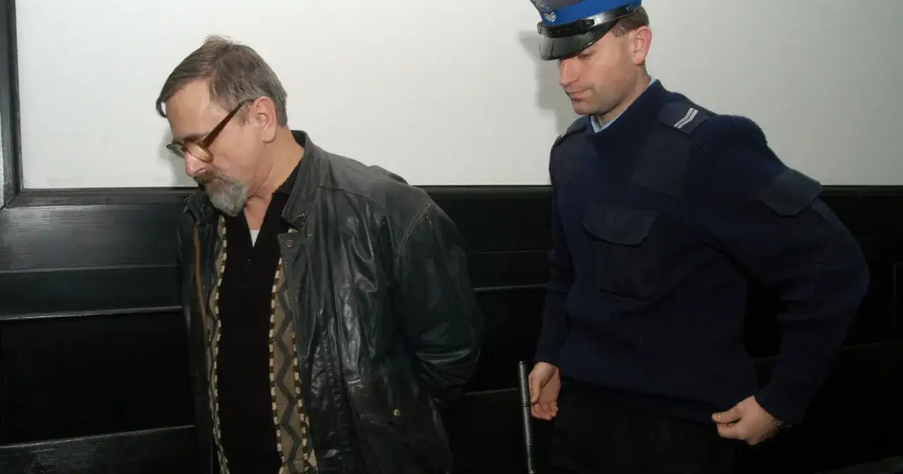 Obywatel rozmawia z policjantem przy drzwiach