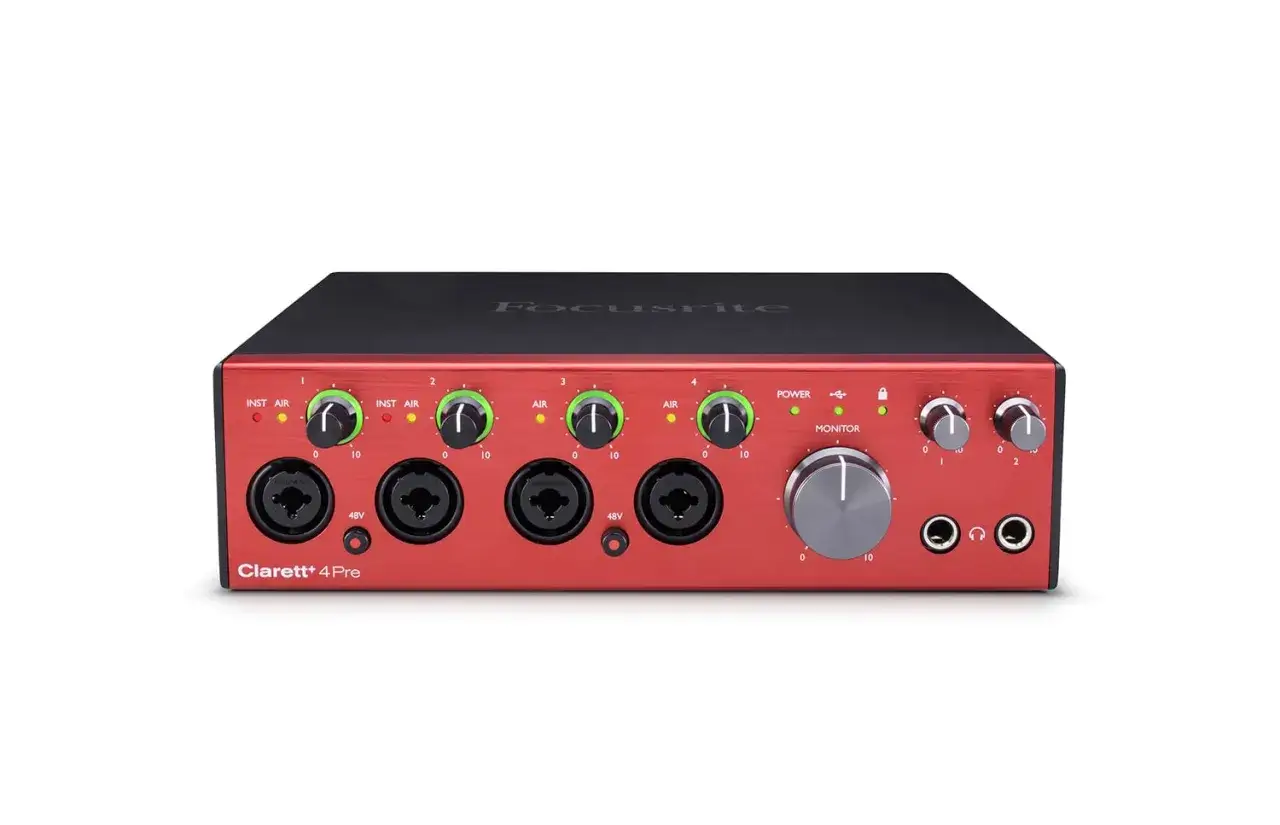 Czerwony interfejs audio Focusrite Clarett+ 4Pre z czterema wejściami combo XLR/TRS, pokrętłami gain i wyjściem słuchawkowym.