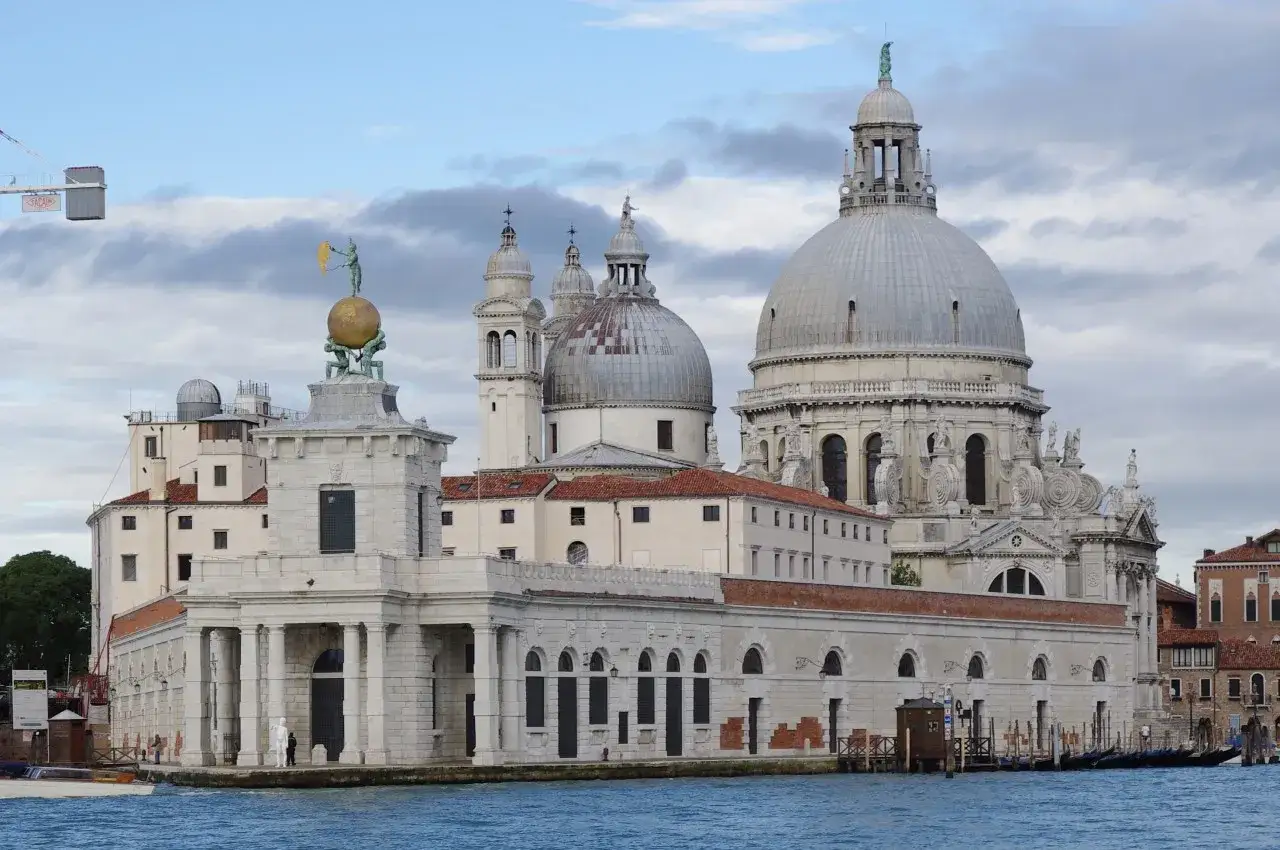 La maestosa Basilica di Santa Maria della Salute domina il canale, con le sue cupole imponenti e la statua dorata in cima.