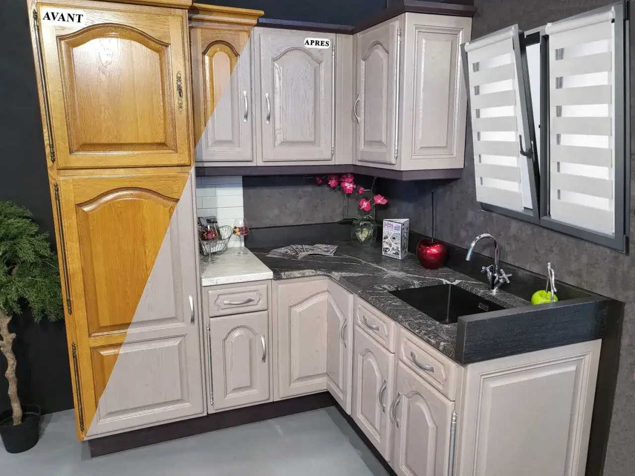 Avant/apr&egrave;s d'une **r&eacute;novation cuisine bois massif**. Les meubles en bois brut ont &eacute;t&eacute; repeints en gris clair, modernisant l'espace.