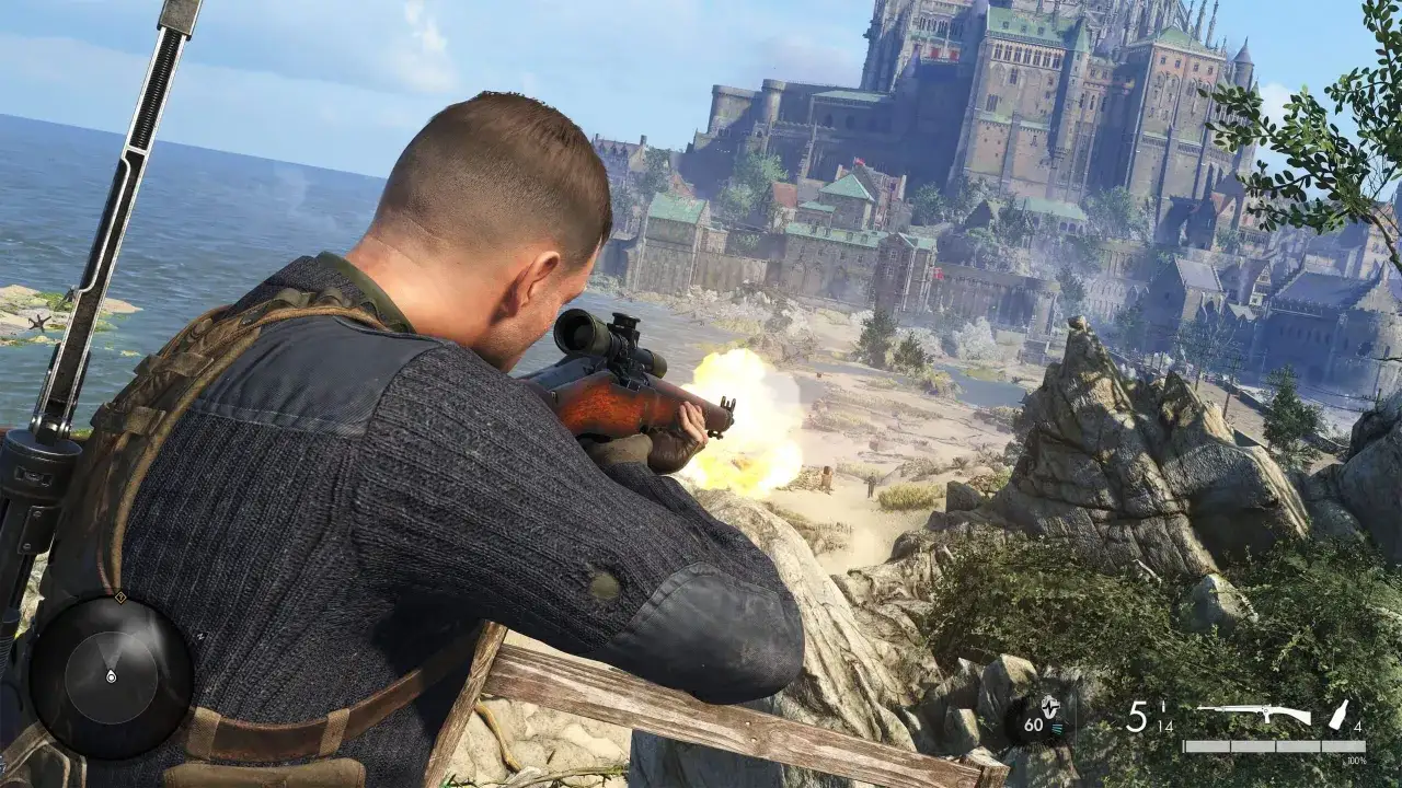 Snajper celuje z karabinu w kierunku zamku, wywołując eksplozję. Gra Sniper Elite 5 wymaga dobrej strategii.