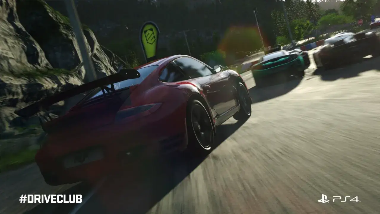 Roter Sportwagen rast auf einer Rennstrecke, w&auml;hrend andere Autos im Hintergrund folgen. Hol dir Driveclub PS Plus kostenlos und erlebe den Nervenkitzel!