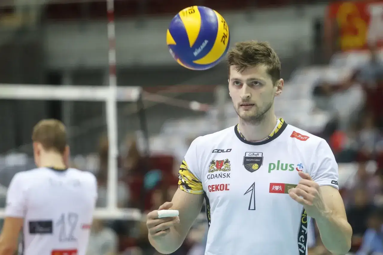 Piotr Nowakowski, siatkarz Trefla Gdańsk, w akcji. Piłka w locie nad jego głową.