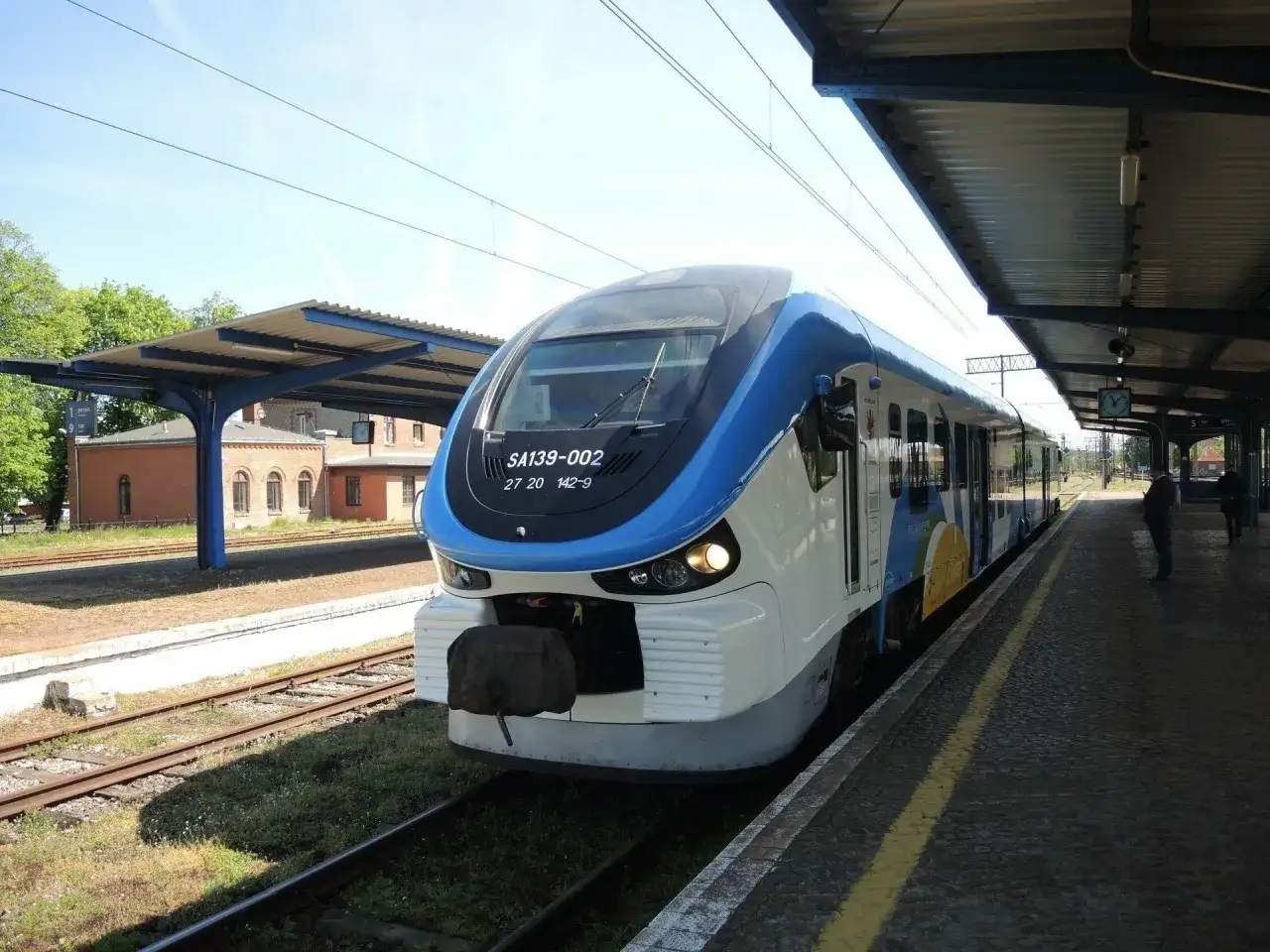 Nowy pociąg PKP stoi na stacji w Mielnie.