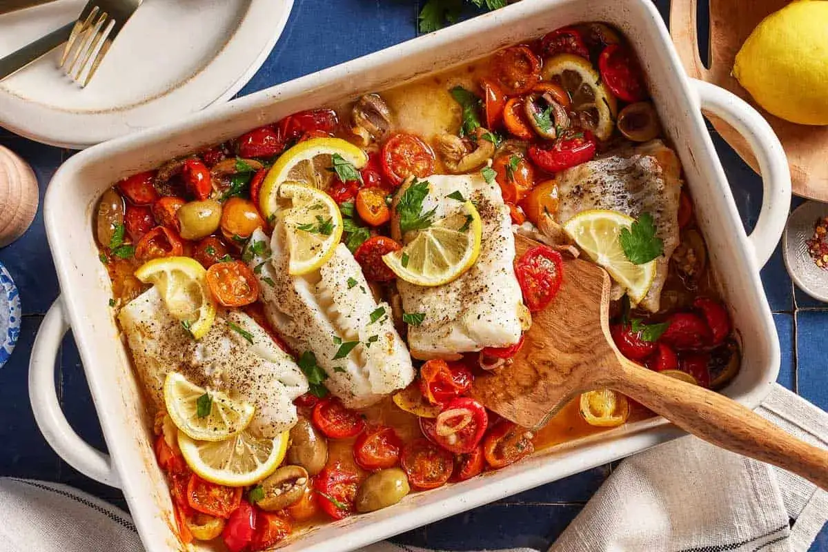 Délicieux cabillaud au four avec tomates cerises, olives et citrons. Une recette simple et savoureuse.