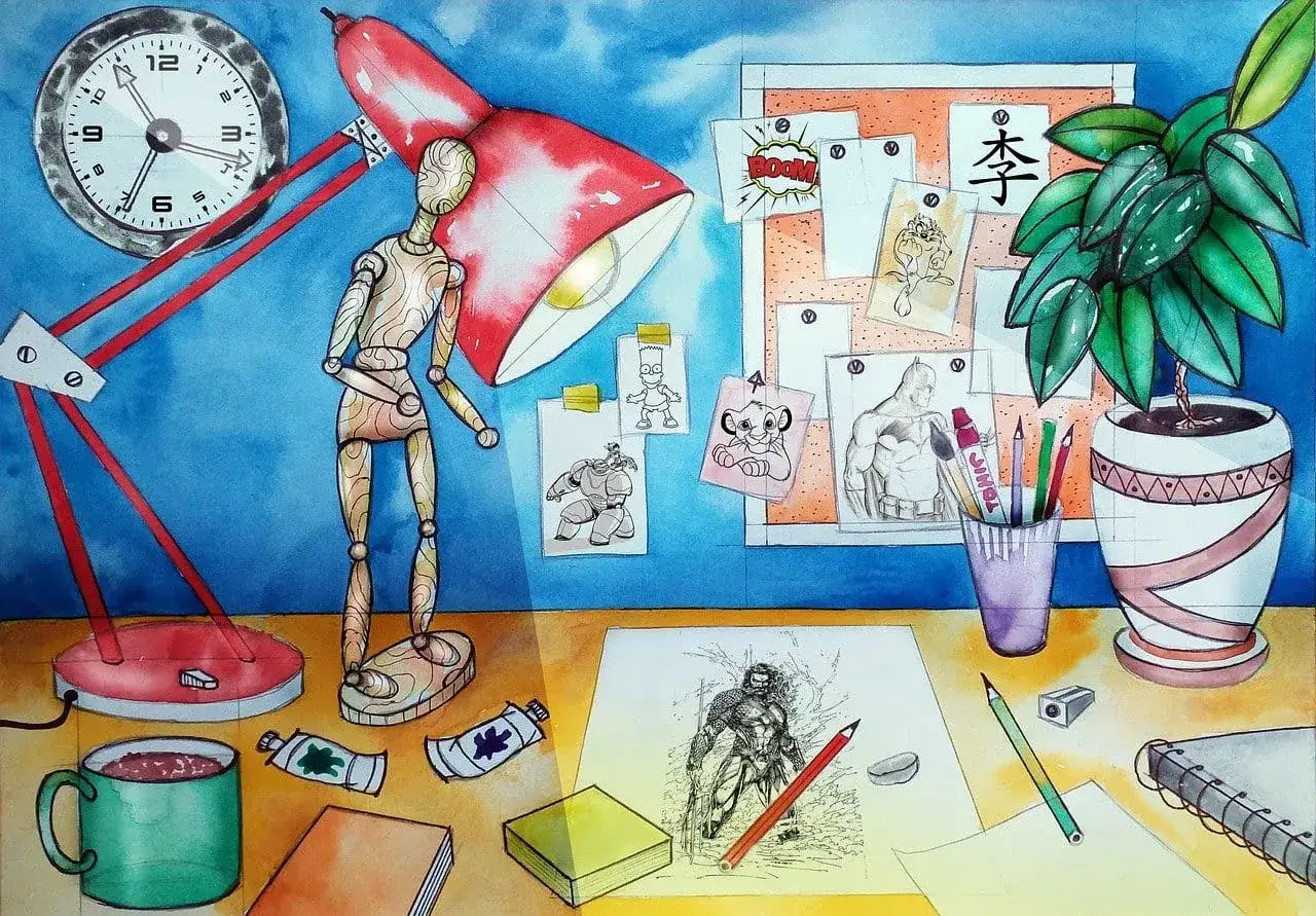 Artysta tworzy, czy manga to komiks? Na biurku leżą szkice postaci z komiksów, farby i lampka.