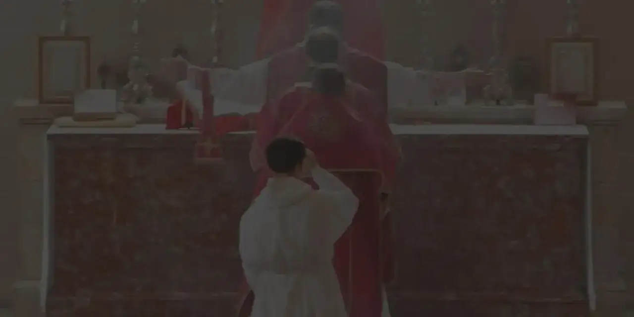 Liturgia w rycie trydenckim, gdzie kapłan stoi tyłem do wiernych, a msza w języku polskim, gdzie kapłan jest zwrócony twarzą.
