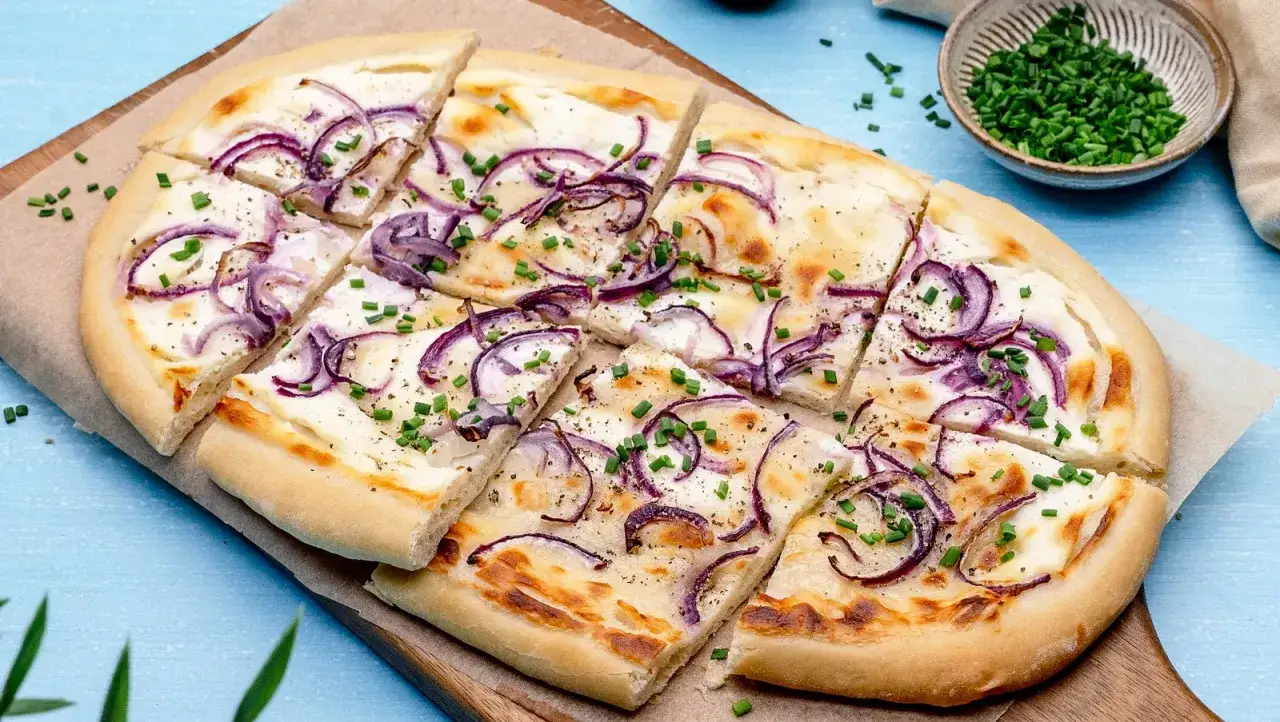 Flammkuchen mit roten Zwiebeln und Schnittlauch, eine einfache Idee f&uuml;r Flammkuchen Belag.
