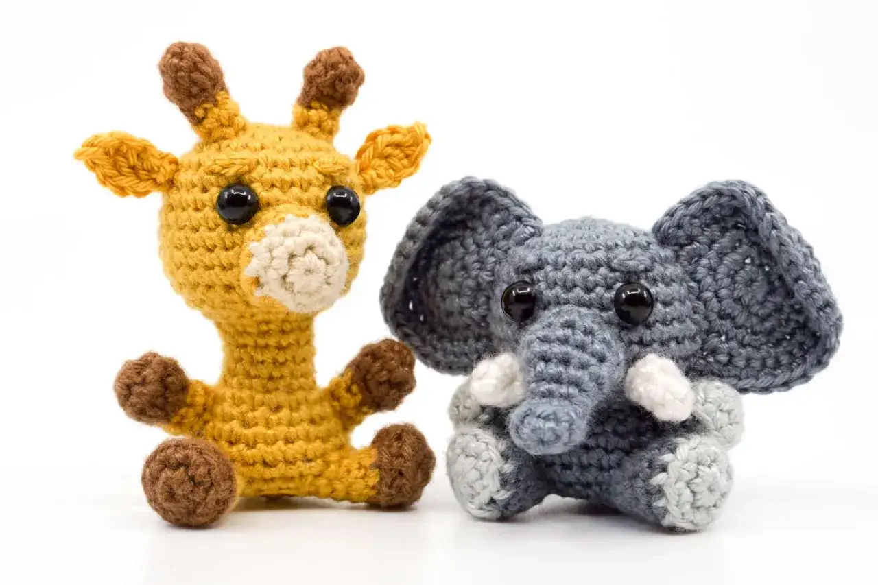 Tiernos amigurumis de jirafa y elefante, ideales para descargar patrones amigurumis gratis en español y crear tus propios peluches.