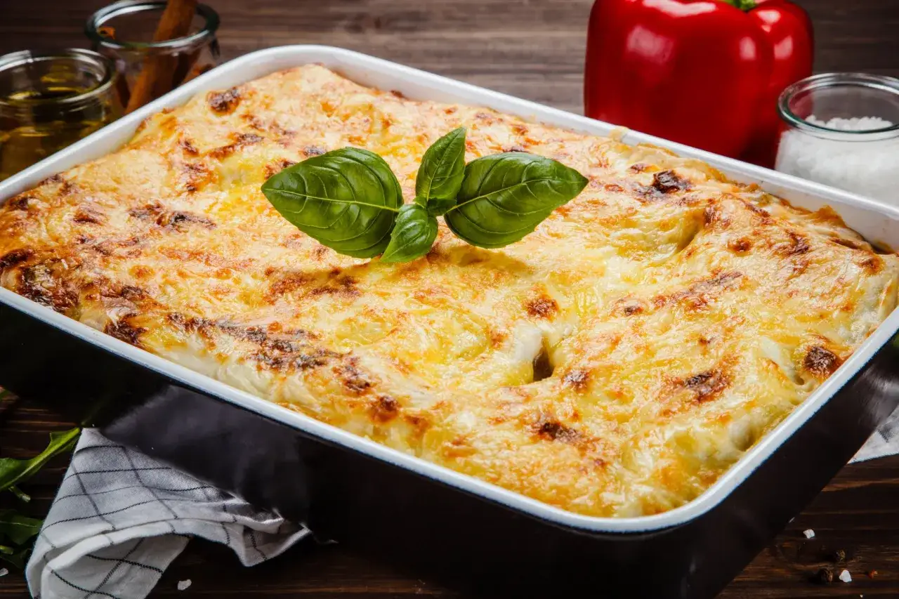 Złocista, zapieczona lasagne napoli z bazylią, gotowa do podania.