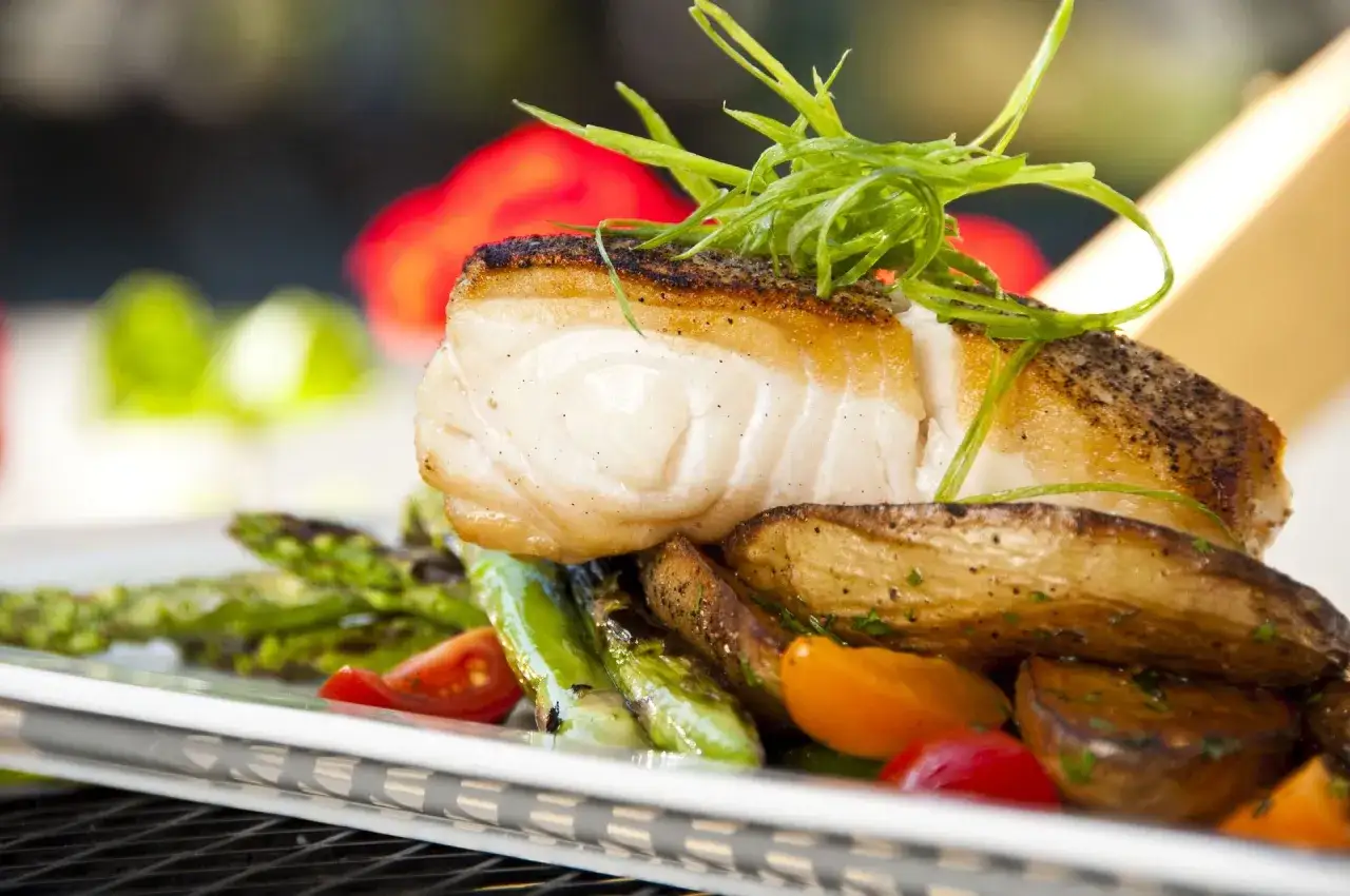 Pyszny halibut z pieczonymi ziemniakami i szparagami. Zdrowe danie, które nie musi mieć dużo halibut kcal.