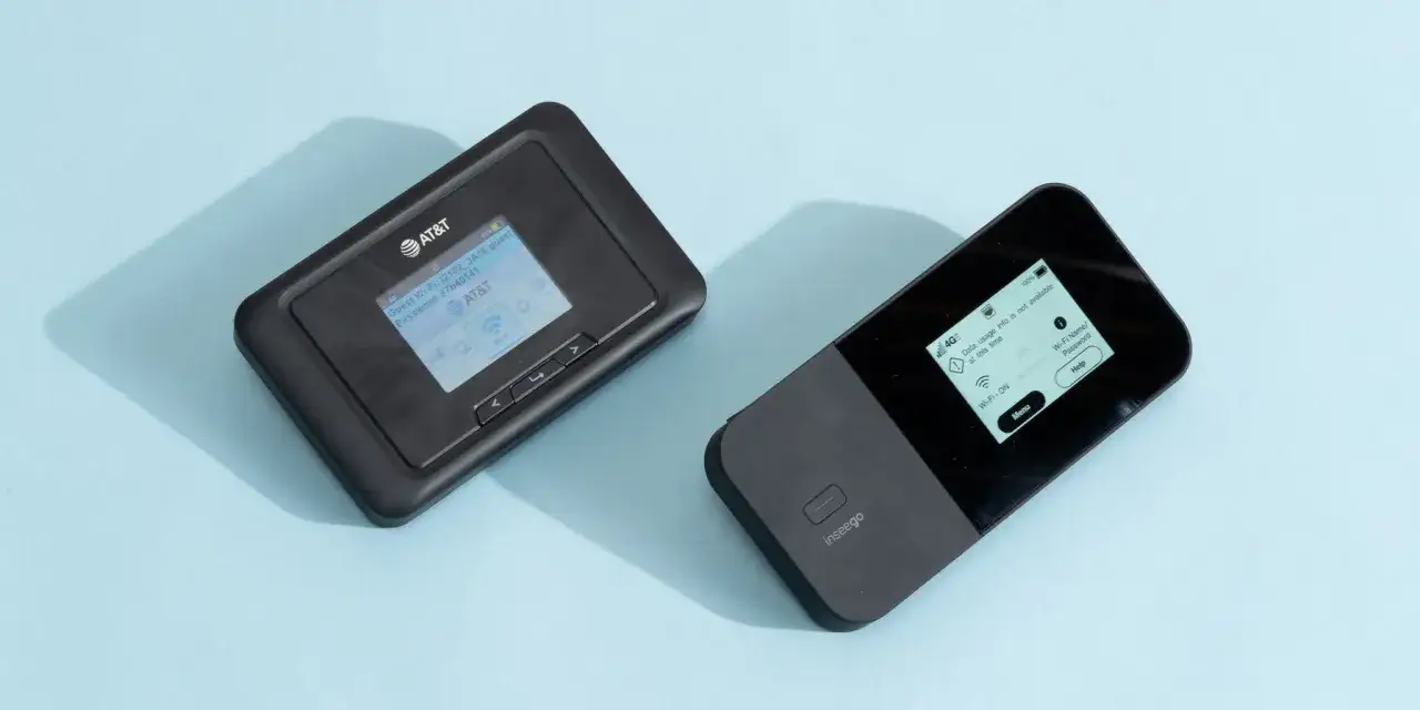 Dwa mobilne routery Wi-Fi, jeden AT&T, drugi Inseego. Dowiedz się, jak udostępnić internet z telefonu na tablet, korzystając z takich urządzeń.
