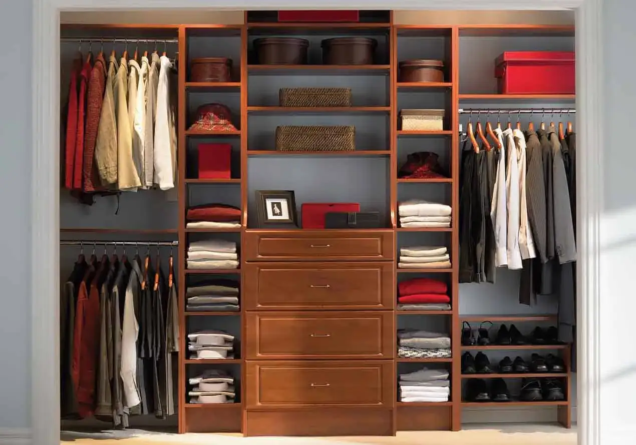 Un armadio ben organizzato, con abiti appesi e piegati, per aiutare ogni uomo a trovare il proprio stile.
