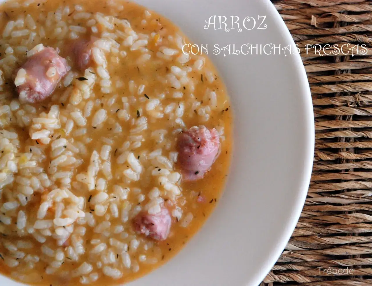 Arroz cremoso con salchichas frescas, preparado fácilmente en Thermomix. Un plato reconfortante y delicioso.
