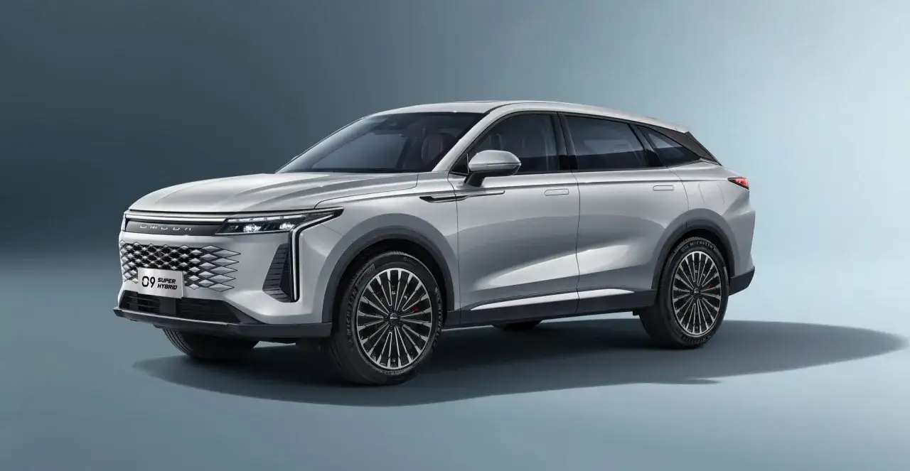Srebrny OMODA 9 Super Hybrid prezentuje swoje imponujące wymiary. Elegancka linia nadwozia i nowoczesny design.