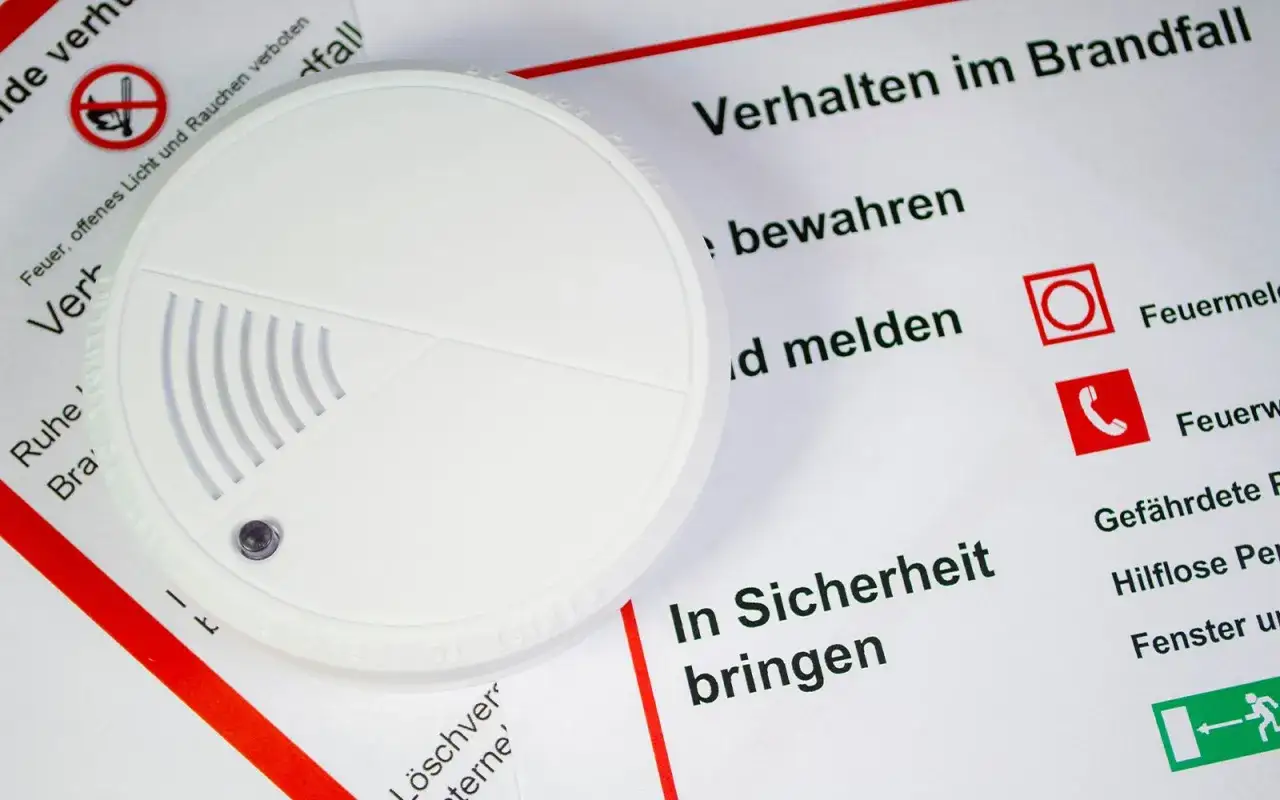 Rauchmelder und Brandschutzhinweise. Die Frage, ab wieviel Mitarbeiter ein Sicherheitsbeauftragter nötig ist, wird hier nicht beantwortet.