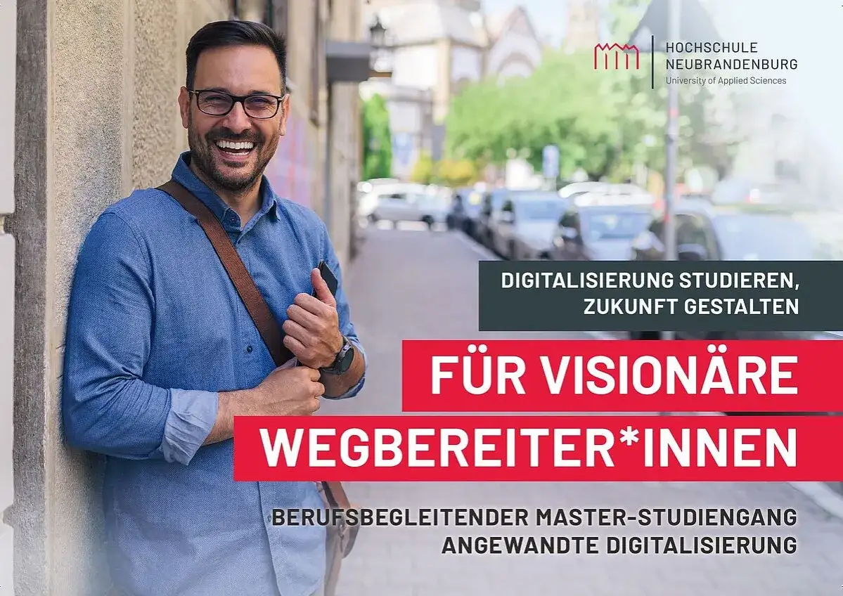 Lachender Mann mit Brille und Umh&auml;ngetasche, bereit, mit dem Master Angewandte Digitalisierung die Zukunft zu gestalten.