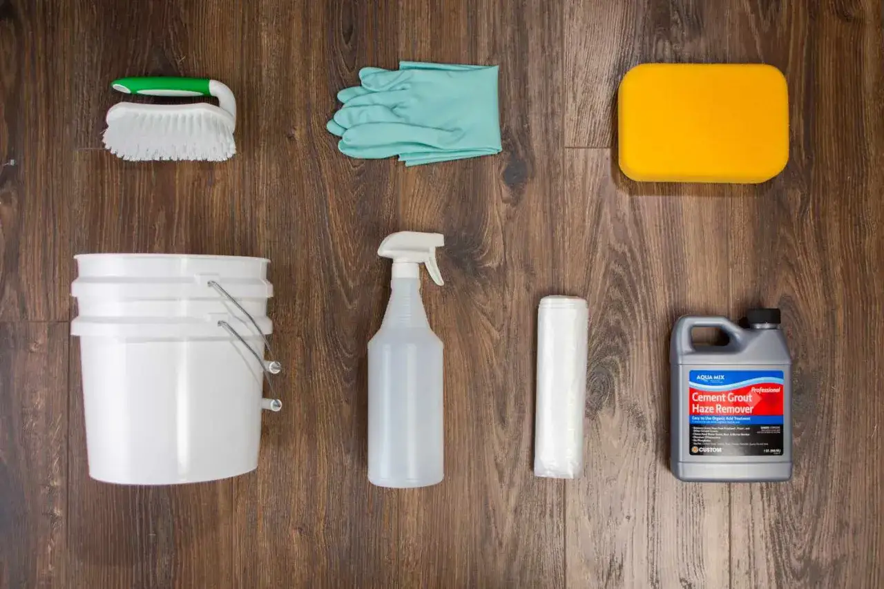 Kit de nettoyage pour enlever le voile de ciment qui ne part pas : seau, brosse, gants, éponge, spray, rouleau et produit spécifique.