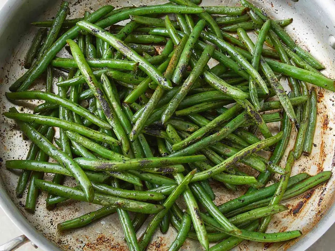 Stekta haricots verts i en stekpanna, med lite brända kanter som ger extra smak.