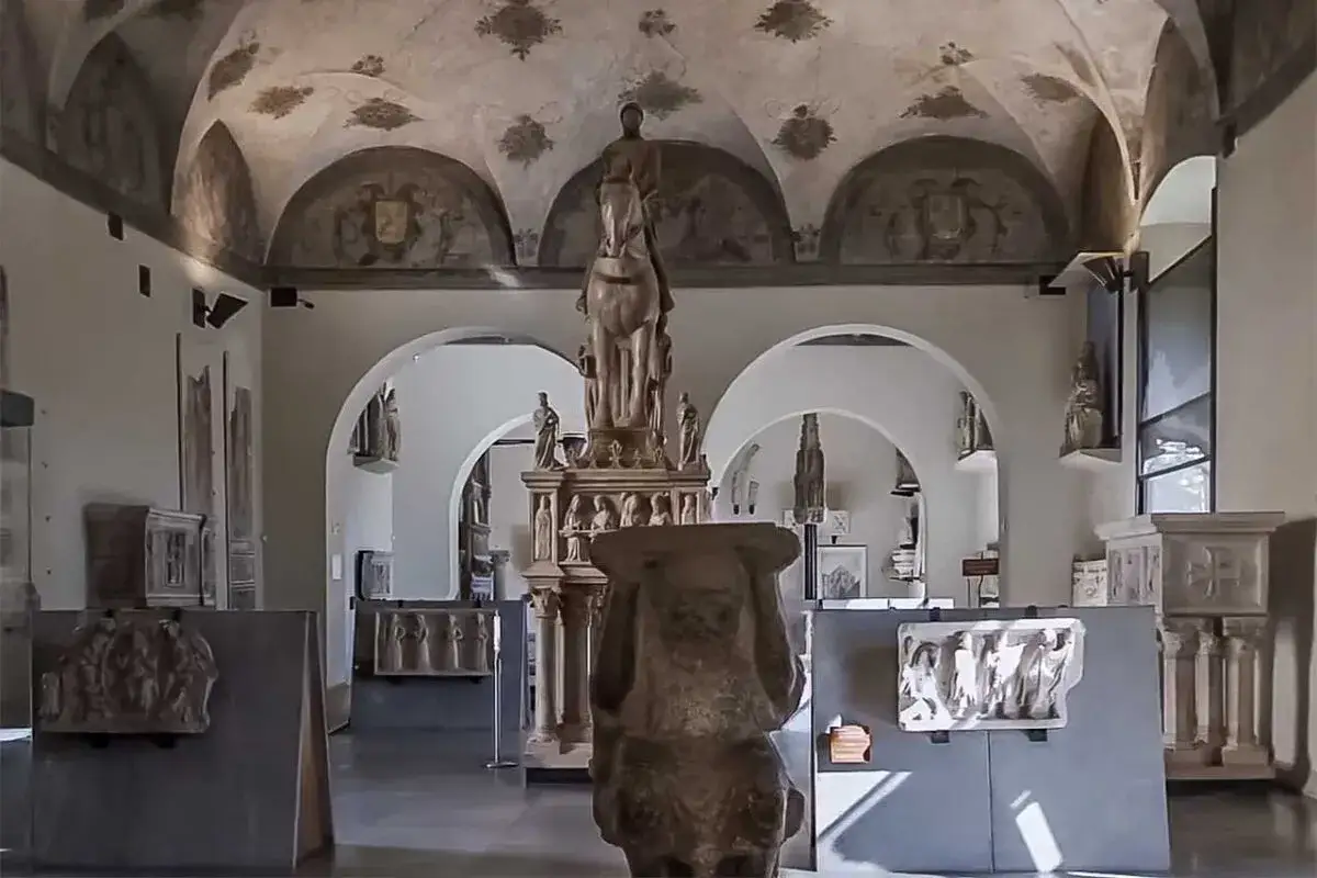 Wnętrze muzeum z rzeźbami, w tym konny pomnik. Mediolan nietypowe atrakcje, odkryj skarby sztuki.