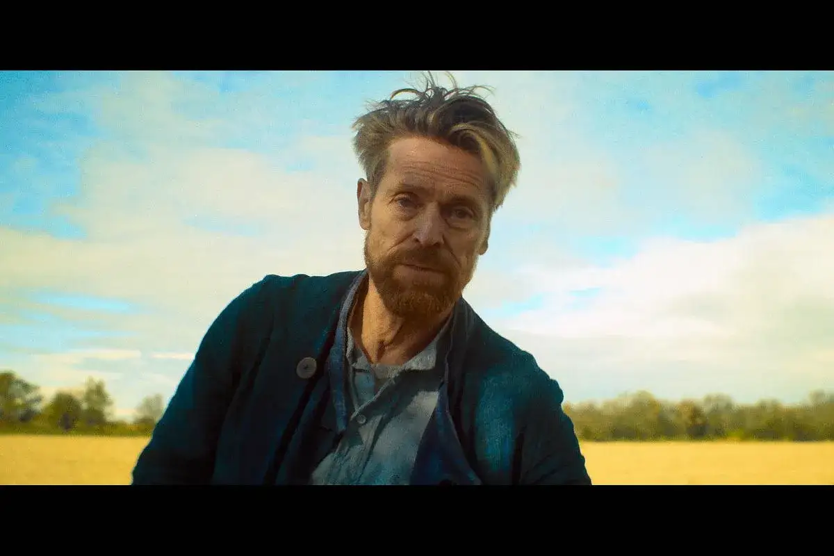 W filmie o van Goghu Willem Dafoe jako Vincent patrzy w obiektyw na tle błękitnego nieba i pól.