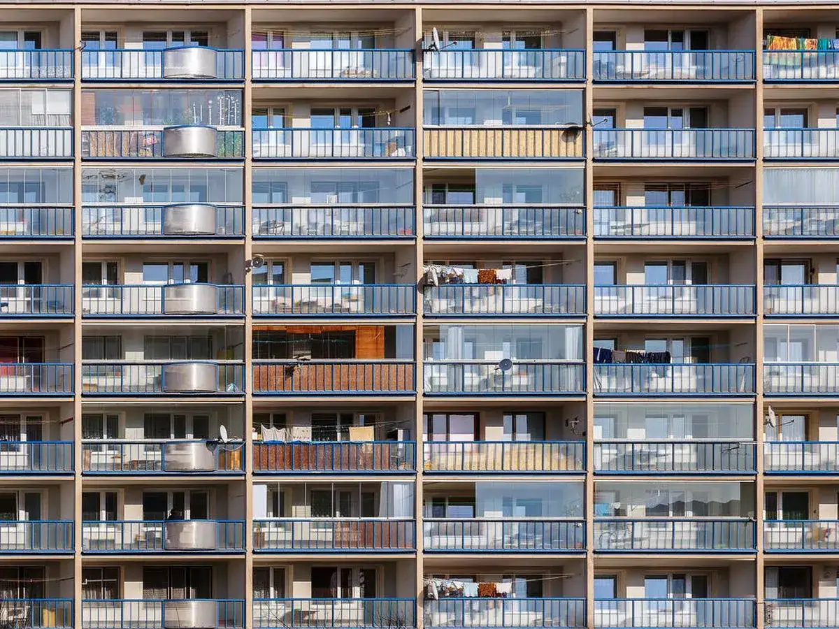 Fachada de edificio con balcones y ventanas. La normativa de ventanas de comunidad puede afectar la uniformidad de estos elementos.