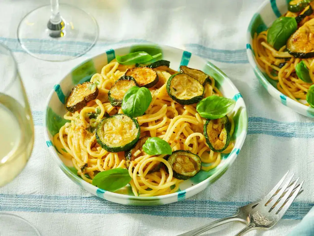 P&acirc;tes aux courgettes, une recette italienne simple et savoureuse, garnie de basilic frais.
