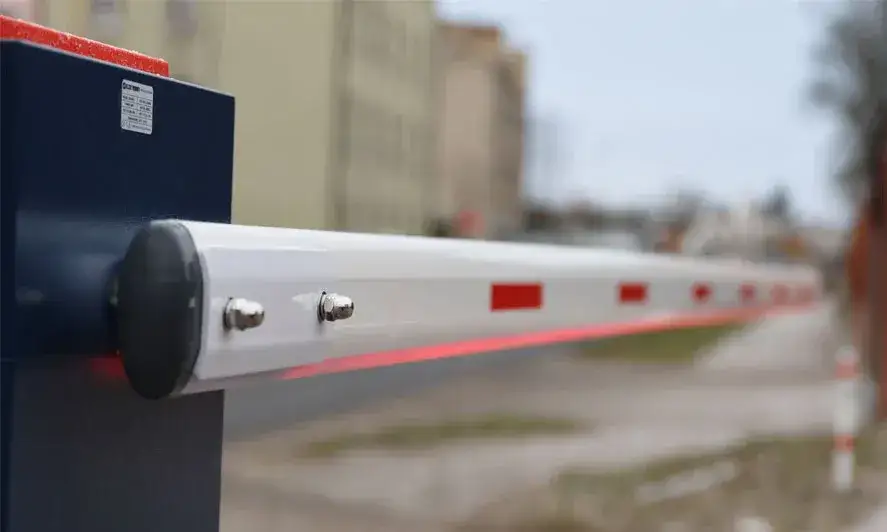 szlaban z systemem SOS dla służb ratunkowych